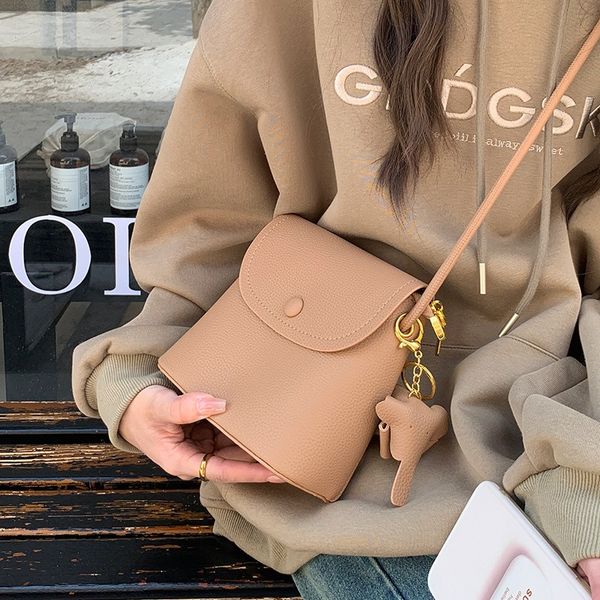 

A niche retro mobile phone bag for women's new trendy autumn and winter single shoulder crossbody bag versatile Instagram super hot bucket bag, Black
