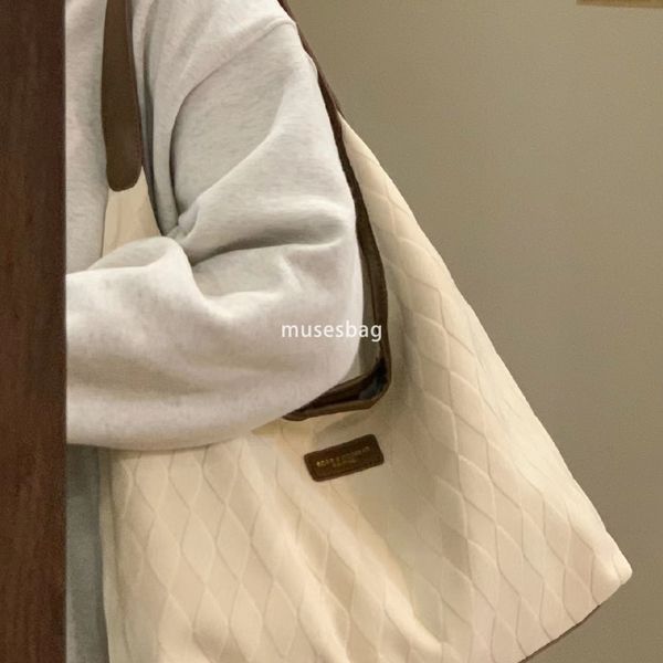 

Niche Design Lazy Academy Style Lingge Shoulder Bag Spring/Summer New Large Capacity Student Classroom Tote Bag Niche Bag, Beige