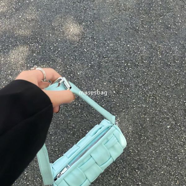 

Street trend weaving niche design new handmade woven cylindrical bag for women summer new texture versatile single shoulder crossbody bag, White