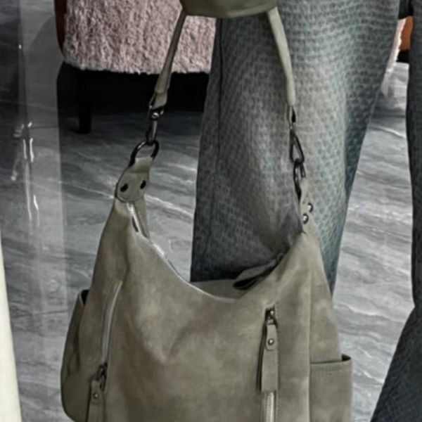 

A niche design for autumn and winter new high-capacity bags for women's versatile retro frosted crossbody bags with a textured one shoulder commuting tote bag, Grey