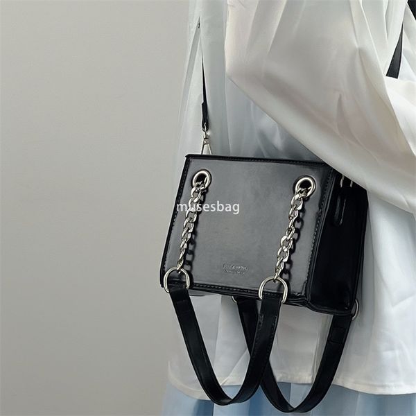 

European and American retro small square bag women's new versatile one shoulder princess bag high-end texture niche design simple handbag, Black