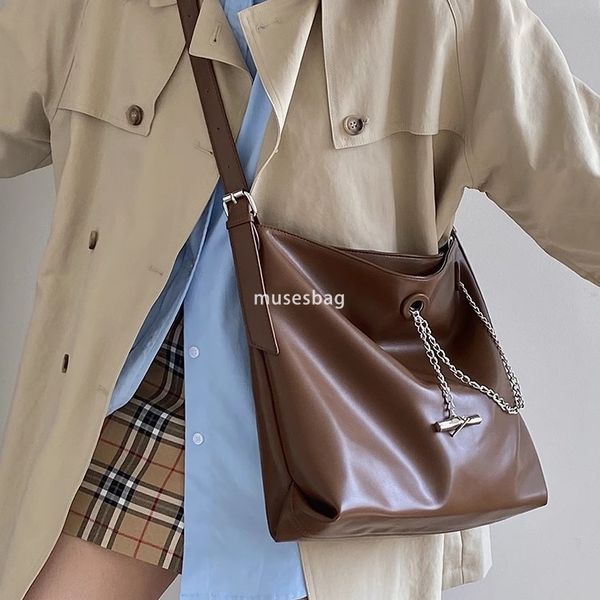 

Brown black street trend large capacity crossbody shoulder bag for women niche high-end chain tote bag retro Maillard commuting bag student commuting bag