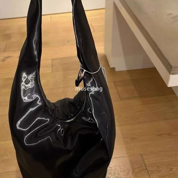 

A niche design with a high-end paint finish nylon tote bag for women's new fashionable and versatile large capacity single shoulder carrying crossbody bag, Black