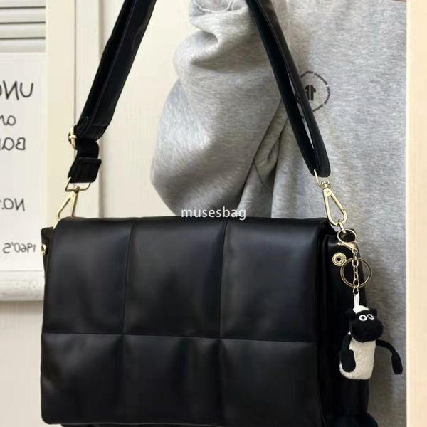 

Small niche design, high-end down large capacity women's bag autumn and winter new texture casual and versatile diagonal cross bag, Black