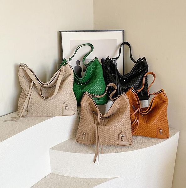 

Wholesale ladies shoulder bags 5 colors classic large Joker solid color thick leather motorcycle bag elegant retro woven handbag street leather backpack 435#, Black