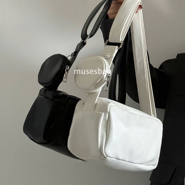 

Fashionable women with a sense of luxury temperament classic retro style new niche white sports toast bag crossbody large capacity one shoulder commuting pillow bag
