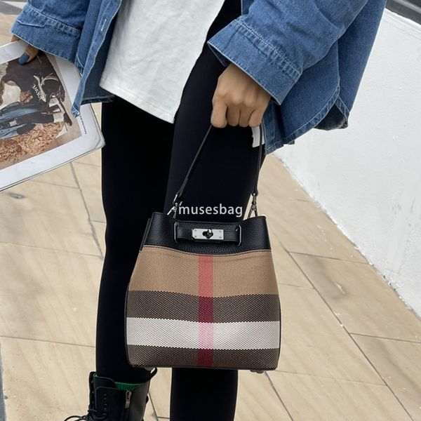 

Personalized and versatile internet celebrity genuine leather bucket bag trendy new single shoulder crossbody high-end plaid canvas women bag, Burgundy
