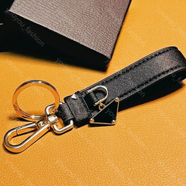 

Luxury Designer Car Keychains Mens Fashion Black Leather Classic Keychains For Men Accessories Brand Letters Keyring 6 Colors 2024 NEW BFD2410093