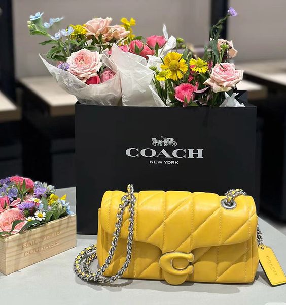 

2024 New Fashion Women Sheepskin Leather Rivet Handbags Chain Bag Designer Shoulder Woman Messenger Bags, Red