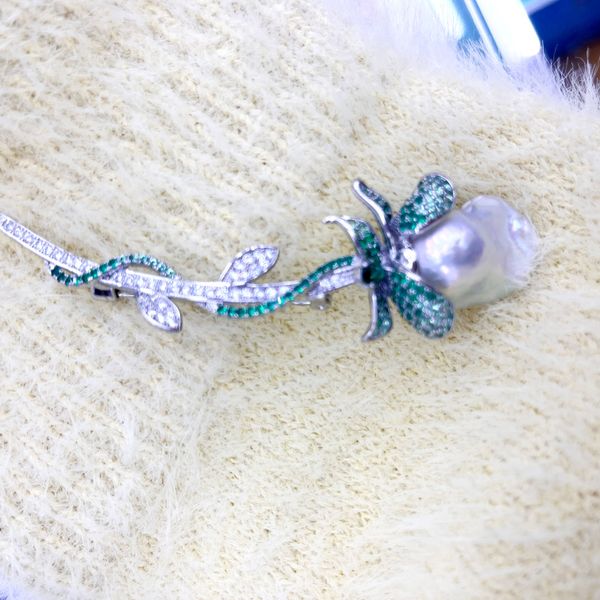 

Elegant Tulip-Shaped Freshwater Pearls Brooch Stylish Decorative Pin for Occasions
