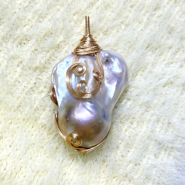 

Charming Baroque Style Pearl Necklace Set with Fashionable Pendants for a Sophisticated Look