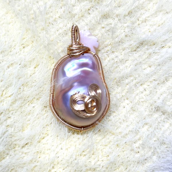 

Sophisticated Jeweled Baroque Pearl Choker with Distinctive Decorative Pendants