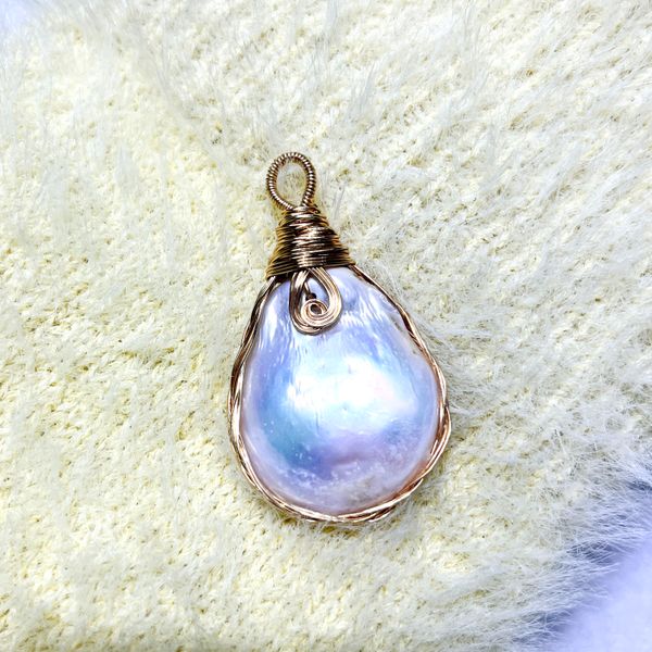 

Charming Baroque-Inspired Pearl Necklace Set Featuring Handcrafted Pendants