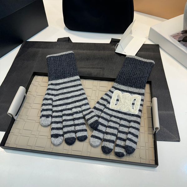 

Designer Golves Warm Fashions Versatile Autumn And Winter Mittens Male And Female Windproof Coldproof Fingers Golves With 3 Colors