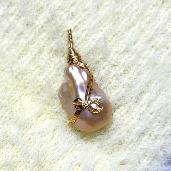 

Luxurious Baroque-Inspired Pearl Choker Necklace Featuring Artistic Pendant Charms