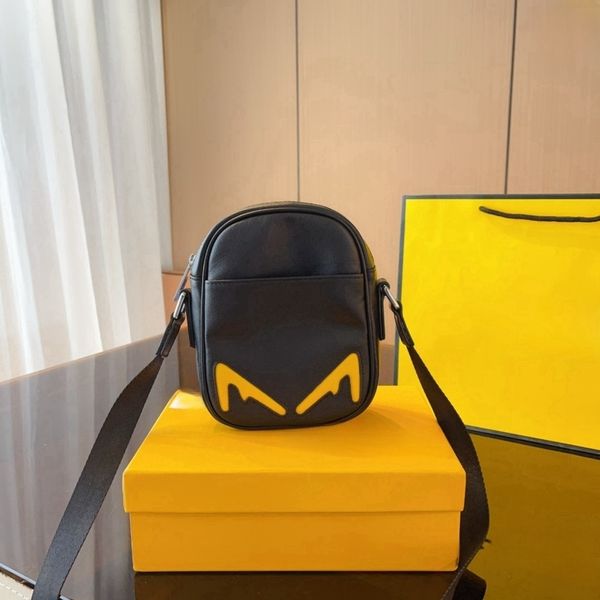 

camera bag, harmonious color matching, adds a retro feel