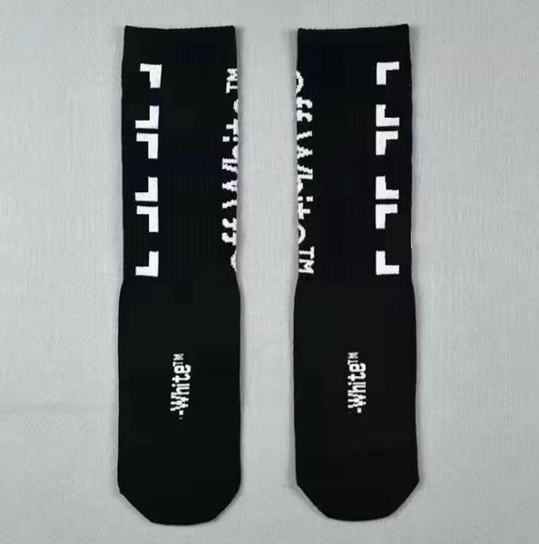 

off fashion mens streetwear socks women men cotton allmatch arrow xxx printing breathable black white mixing footbal3206357