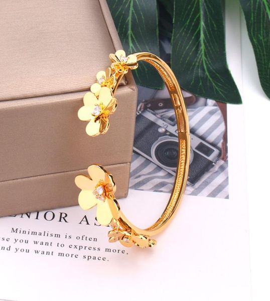 

classic fashion creative clover bracelet personality casual goldplated women039s luxury designer jewelry4209709, Golden;silver