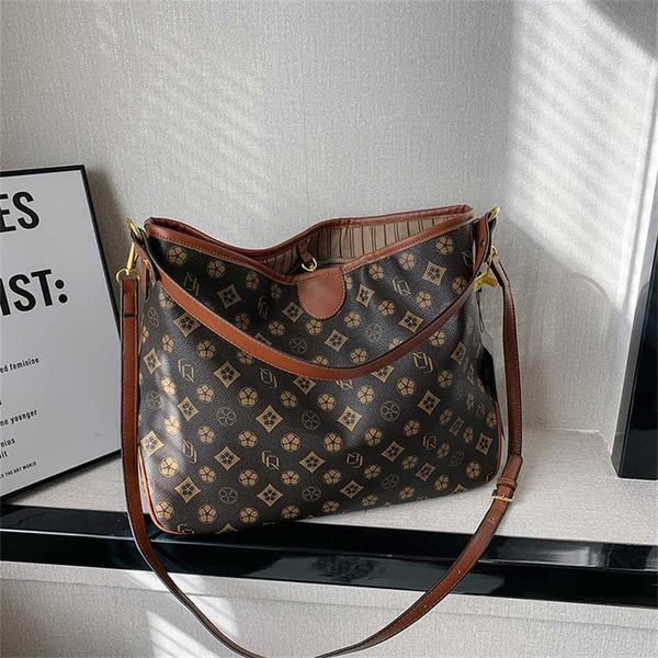 

baobao women's autumn and winter new capacity old flower tray special one shoulder oblique straddle commuter big bag 70% off outlet cle