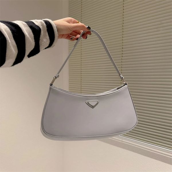 

lightweight and fashionable handbag, trendy bag, r meticulously crafted internet red bag, designer bag, luxurious material, unique design un