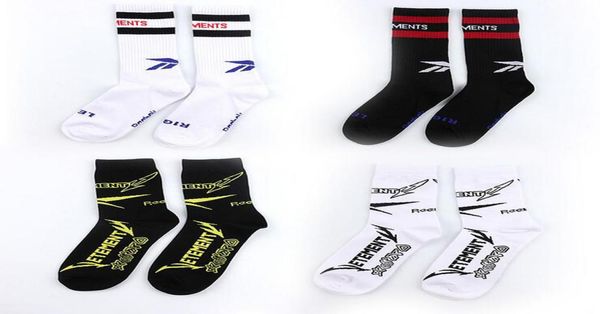 

vetements mens black white stockings fashion mens sports sockings letter print in the tube cotton socks 1165545