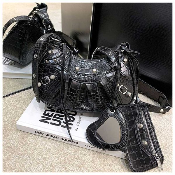 

crocodile pattern underarm 2023 wrinkled crescent single shoulder for women rivet locomotive bag off wholesale