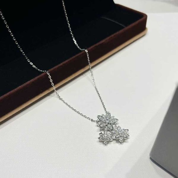 

Designer Four-leaf clover Necklace Luxury Top High Edition Women's Full Diamond Elegance Clavicle Chain High Sense Design Pendant Van Clee Accessories Jewelry