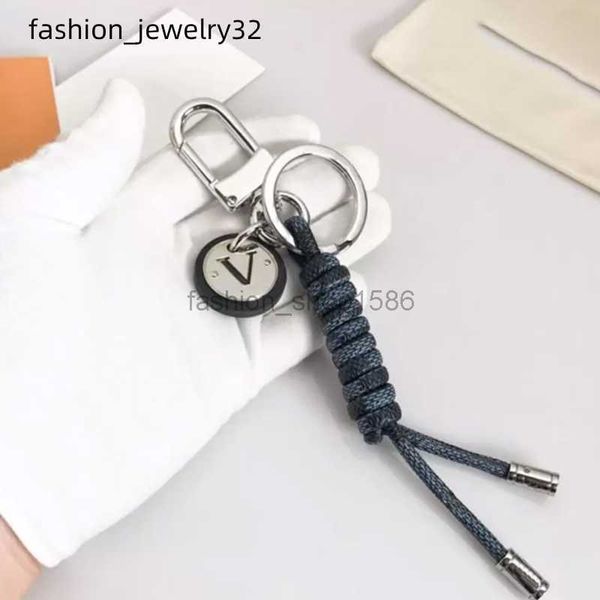 

2022 fashion designer keychain lovers car key buckle luxury brands leather handmade carabiner keychains for men women bags pendant keyrings, Slivery;golden