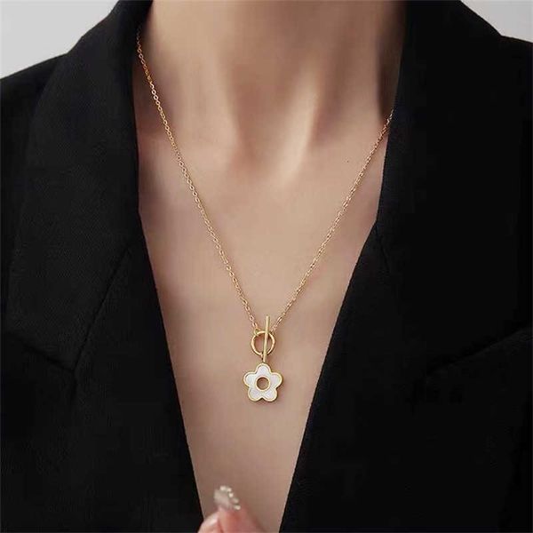 

Designer Four-leaf clover necklace Luxury Top T button light luxury shell women's small design flower pendant k gold fashion collar chain Van Clee Accessories Jewelry