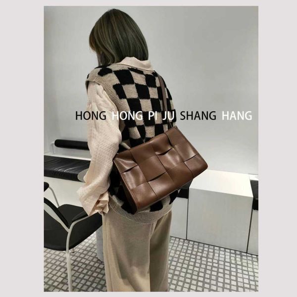 

2023 summer new woven bag, cowhide small square bag, pillow bag, magnetic button tofu bag, single shoulder crossbody bag 230902