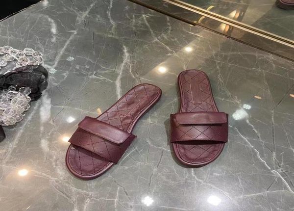 

2022 slippers sandals in leather small fragrance lozenge check brown black white fashion shoes9420883