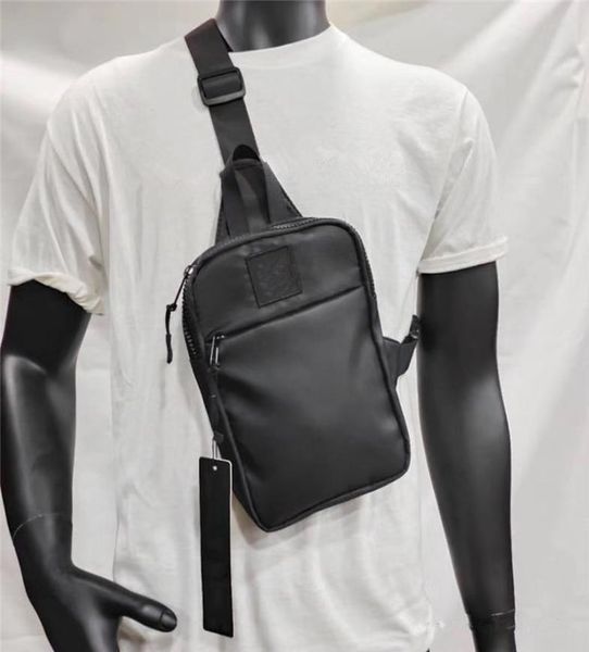 

solid color european and american outdoor square mens messenger bags can be portable wall hanging black classic messengers bag4136031, Black;red