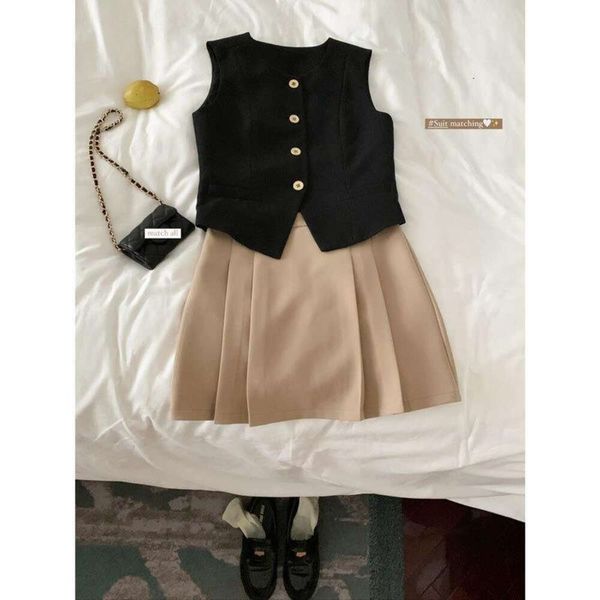 

berkleys daughter v neck black vest sleeveless, Black;white