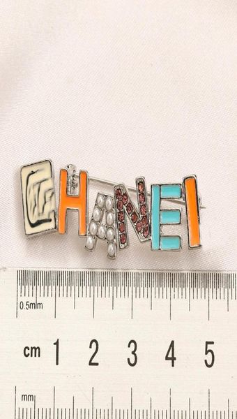 

luxury designer brand letter brooches 18k gold plated stainless steel women imitation pearl brooch charm suit pin marry wedding pa9777341, Gray