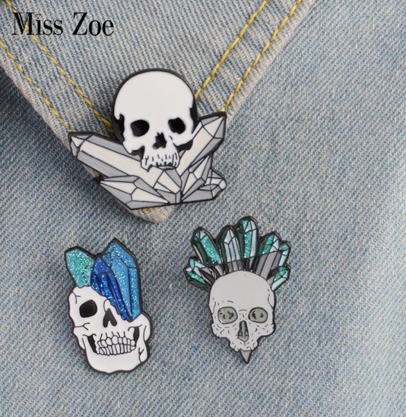

miss zoe crystal skull emaille pins punk skelet erts broches gift voor vrienden fashion cool badge button revers sieraden jeans ca8014935, Gray