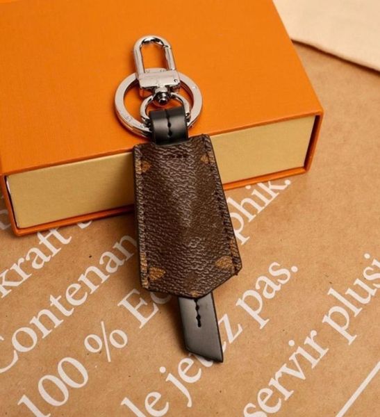 

designers keychains fashion handbags pendant leather car key chain accessories old flower shield keychain6149153, Silver