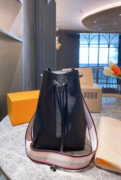 

2021 new bucket bag fashion temperament full of highend leather rope bucket bag lady leisure shoulder bags m44022 handbag size 257226513