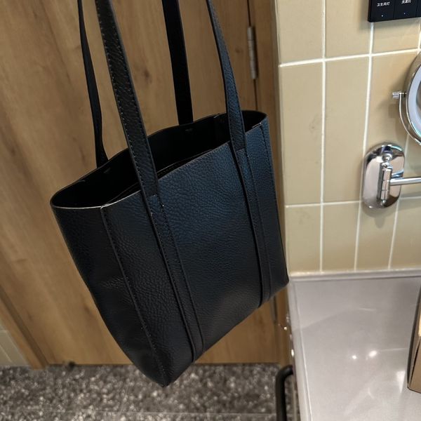 

the tote bag is a daily size, with a good leather feel