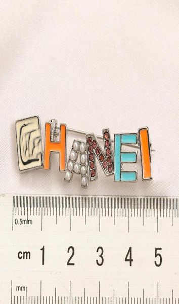 

luxury designer brand letter brooches 18k gold plated stainless steel women imitation pearl brooch charm suit pin marry wedding pa3349403, Gray