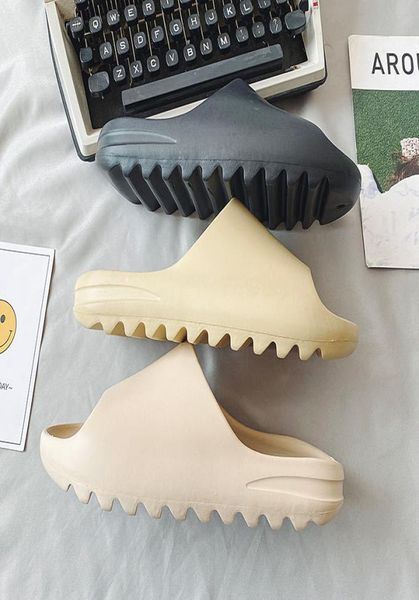 

2021 men women shoes sandals beach slippers runner desert sand earth brown resin bone triple white black mens sneakers4751006