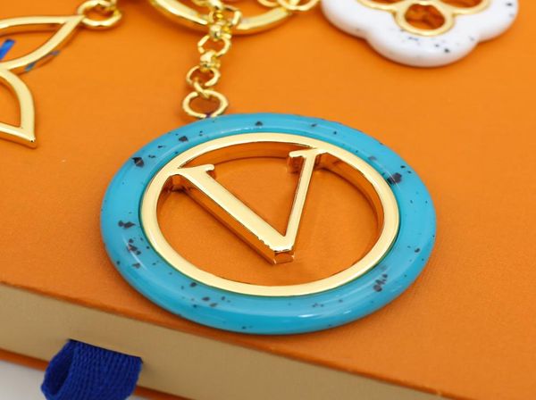 

stylish keychain luxury designer keys pendant gold ring key buckle classic letter whole keychains bag ornaments8300825, Slivery;golden