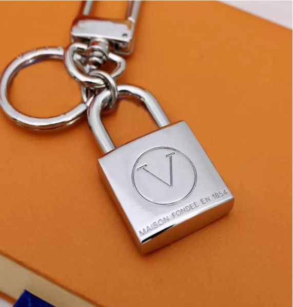

fashion keychain luxury designer silver gold metal key buckle classic letter lock pendant keychains bag keys ornament5368132