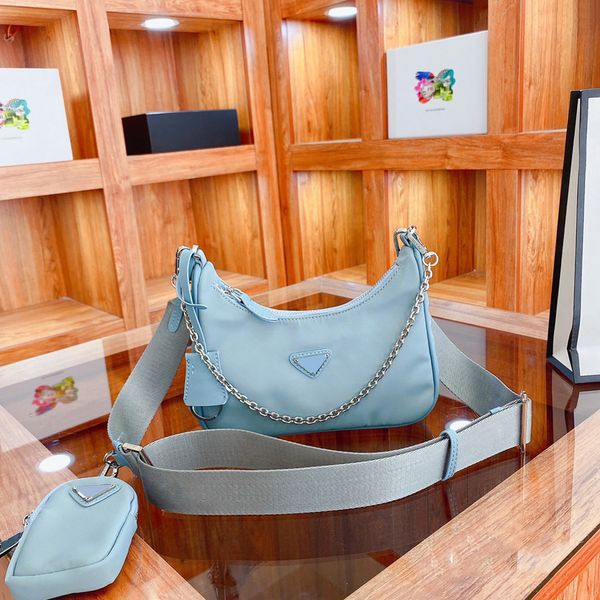 

2023 luxurious fashion re-edition 2005 nylon woman luxurys men esigners bags lady womens mens crossbody tote hobo shoulder purses handbags b