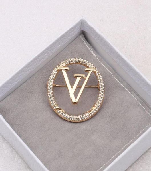 

23ss 2color korean luxury brand designer v letter brooches small sweet wind brooch suit pin crystal fashion jewelry accessorie wed4617089, Gray