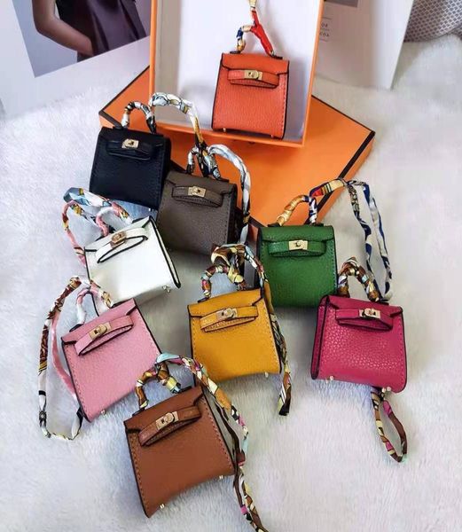 fashion luxurys key chain buckle lovers car keychain handmade leather designers keychains men women bag pendant accessories6885133, Silver