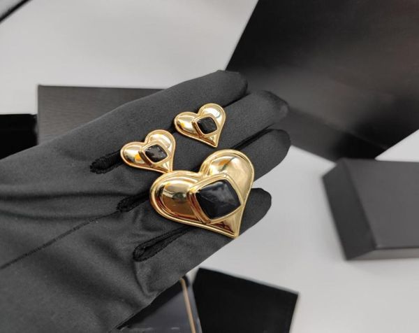 

european and american retro letter brooch peach heart black atmosphere allmatch antiglare suit coat highend accessories sui4848869, Gray