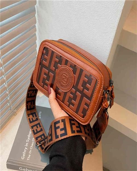 

fashion embossed simple ins net red wide strap single shoulder small square bag4712620