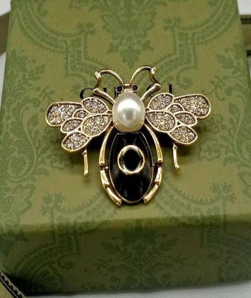 

famous design gold bee letters luxurys desinger brooch women rhinestone pearl letter brooches suit pin fashion jewelry clothing de5072481, Gray
