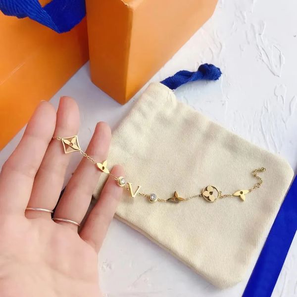 

Bracelets Classic Bangle Gold Plated Stainless Steel Flower Letter Pendants Lovers Wristband Cuff Chain Women Bracelet for Birthday Gift