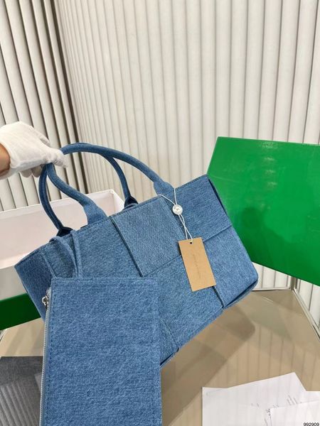 

2023 new denim woven tote denim fabric versatile luxury card messenger bag design genuine version of high quality mother and child bag shoulder strap wallet